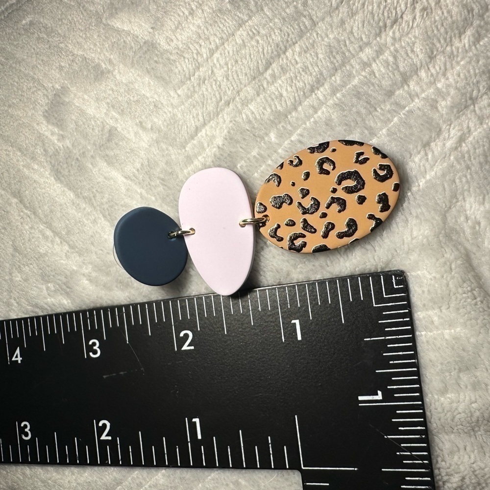 Leopard Pattern Dangle Earrings - Picture 4 of 4